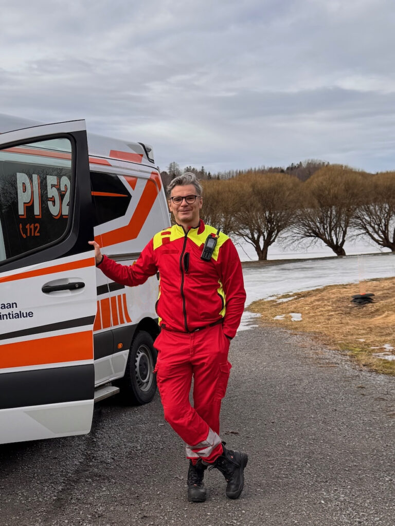 Ensiapukouluttaja Antti Vierimaa Ambulansin vieressä rannalla